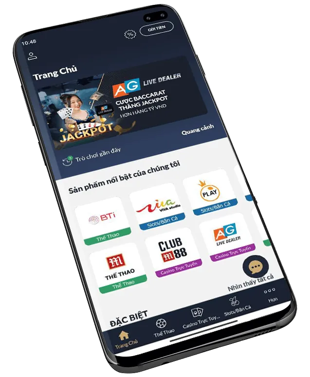 Người chơi đang chơi poker trực tuyến với chip và lá bài